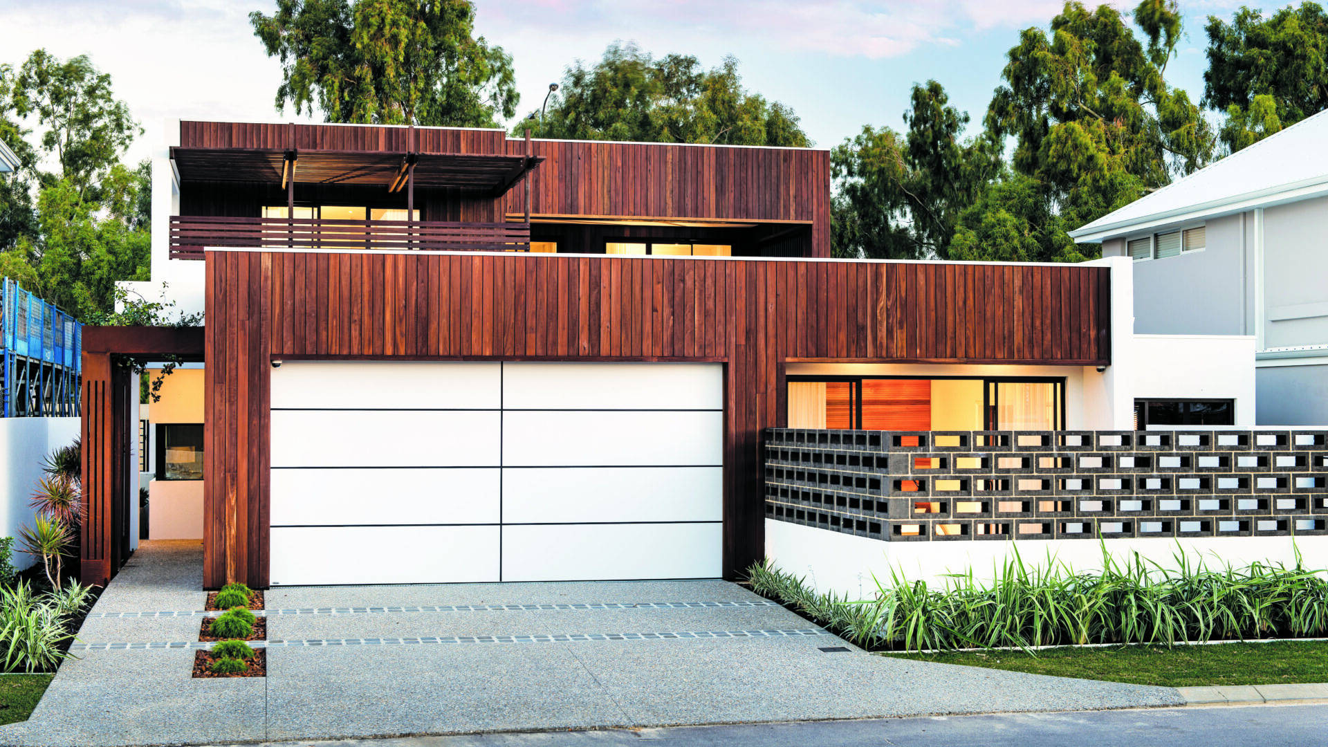 Warehaus: Industrial style home - exterior