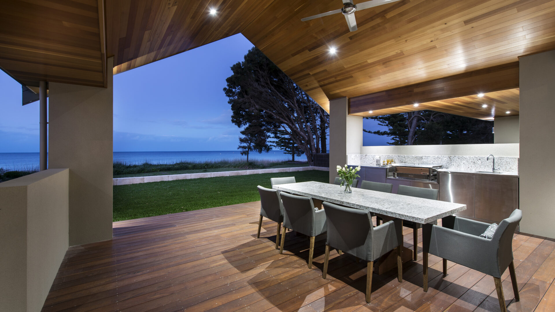 Beach House: Luxury Coastal Home - alfresco