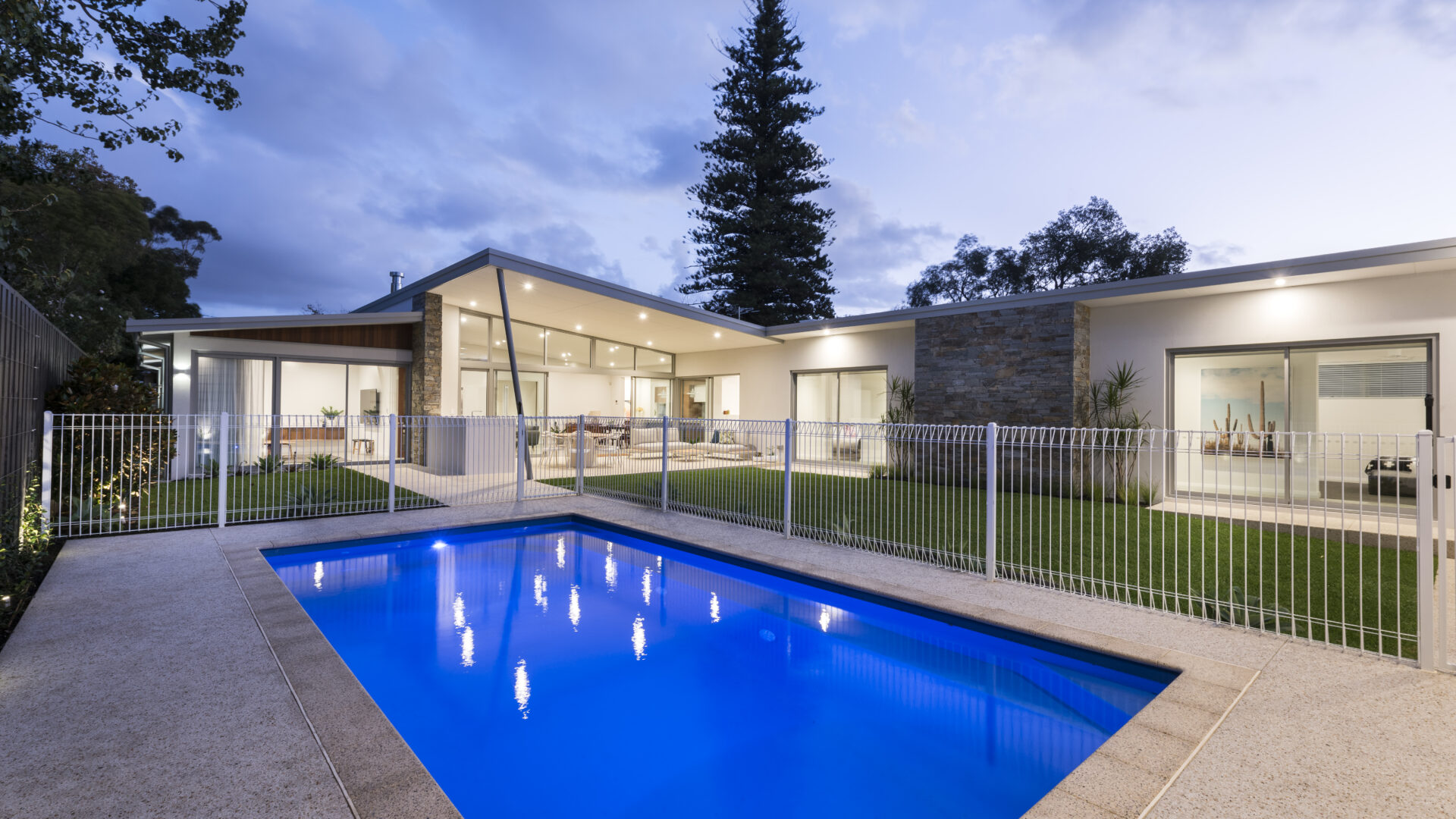 MCM: Luxury mid-century modern Home Perth - pool