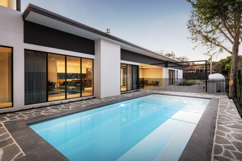 The Nelson Mid Century Modern home built by luxury home builders Oswald Home., features a seamless indoor-outdoor connection for entertaining, dining, and lesiure.
